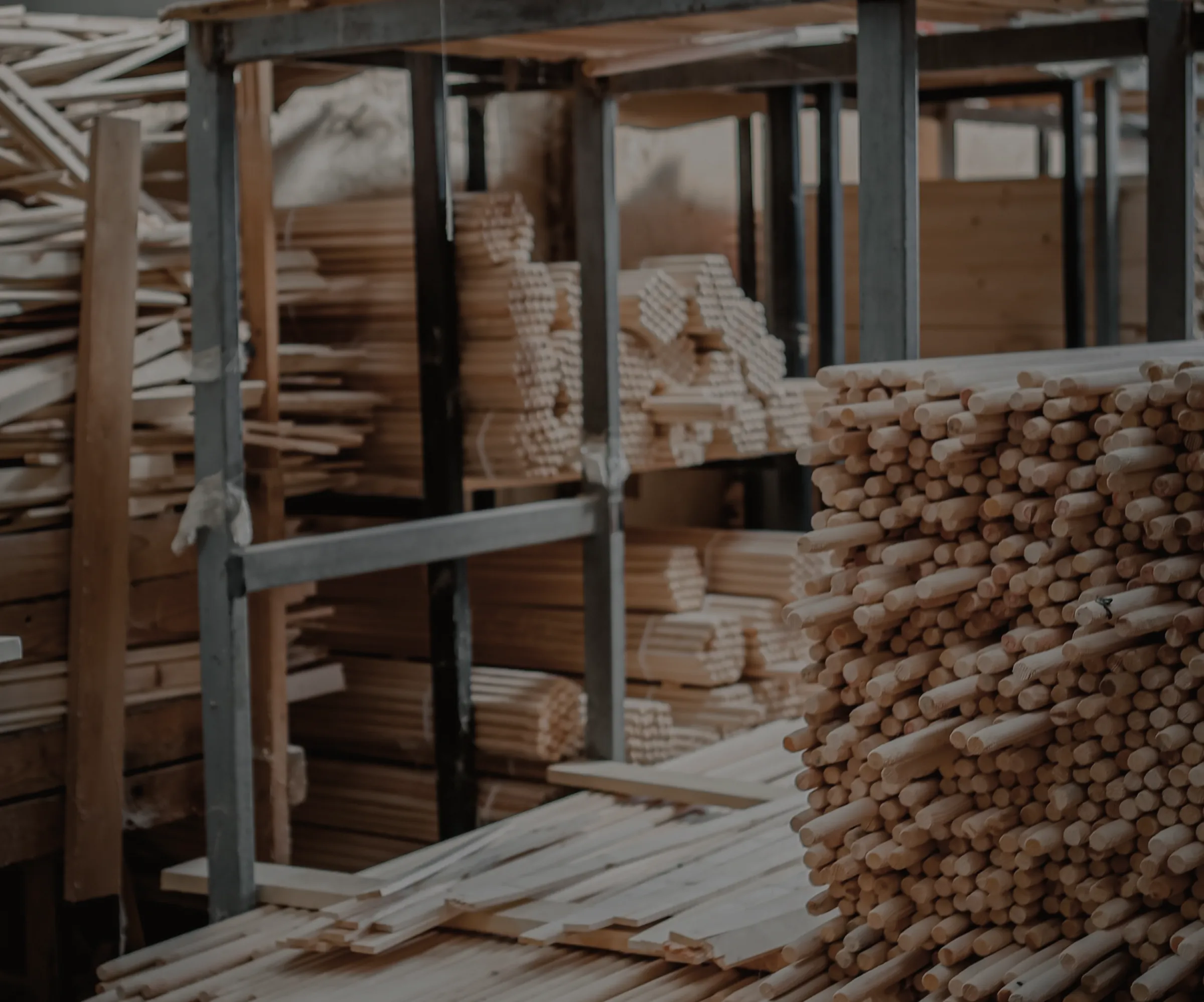 Stock débité rangé sur rack : tourillons et tasseaux vus par le bout.